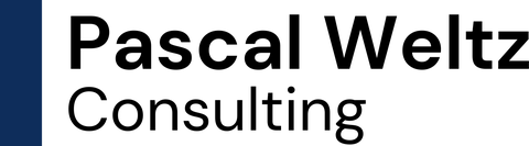 Logo Pascal Weltz Consulting mit schwarzer Schrift und dunkelblauem Balken